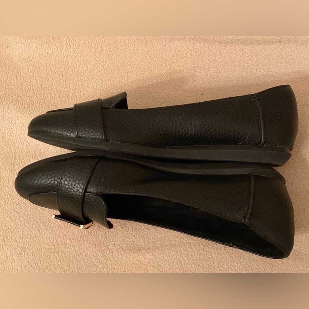 Kenneth Cole Reaction Viv Buckle Black Gold SZ 7.5 Designer Chic Textured Flats - Picture 6 of 11